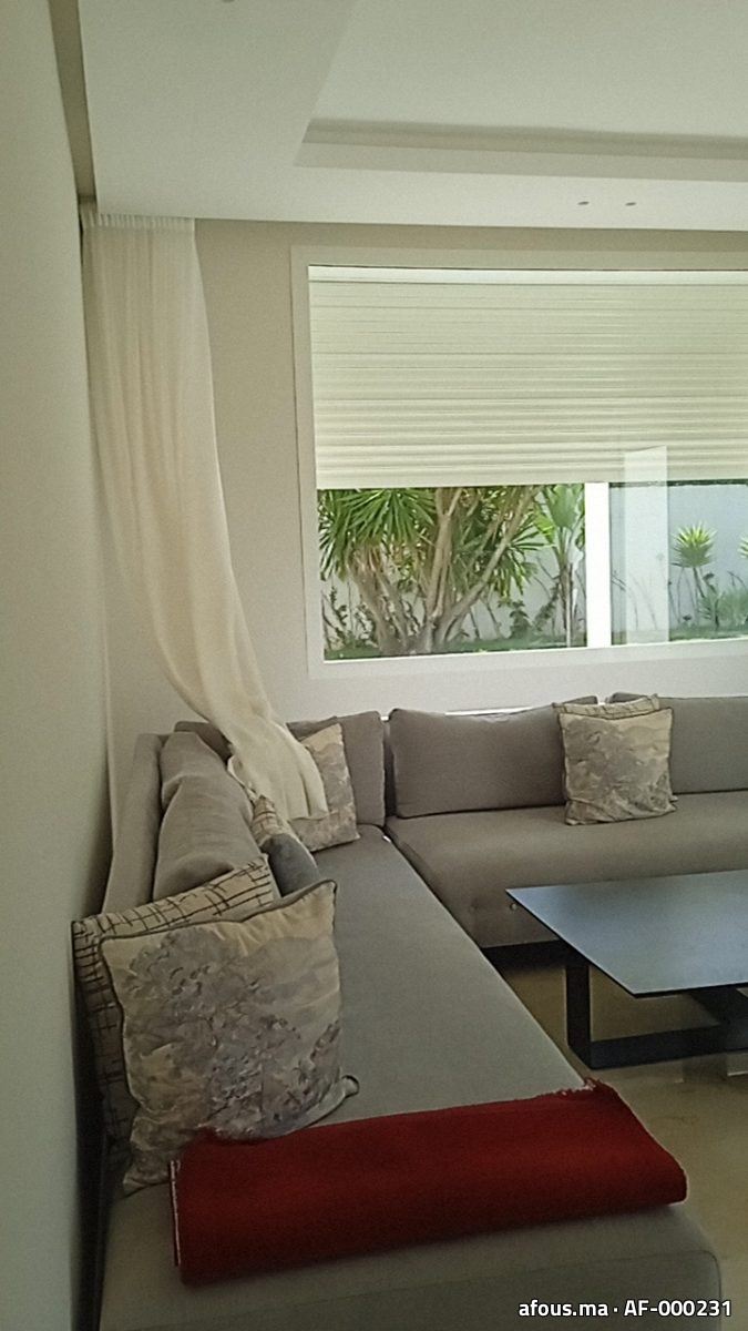 Salon peint en crème sur jardin — Salé