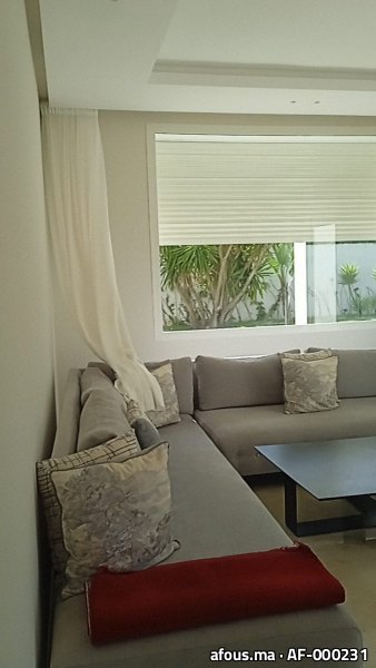Salon peint en crème sur jardin — Salé