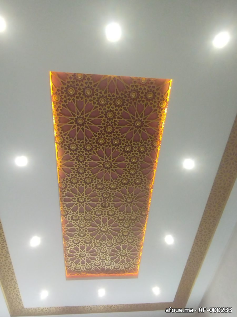 Plafond à panneau ajouré doré rétro-éclairé — Tanger