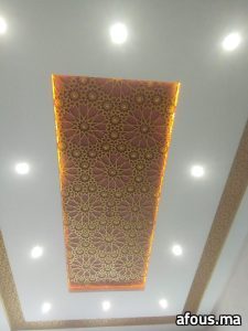 Plafond à panneau ajouré doré rétro-éclairé — Tanger