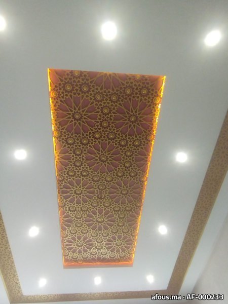 Plafond à panneau ajouré doré rétro-éclairé