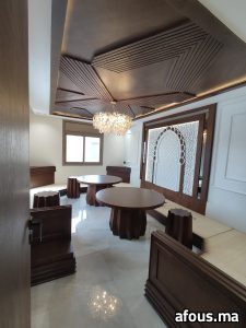 Salle à manger avec plafond en bois et panneau en plâtre sculpté — Nador