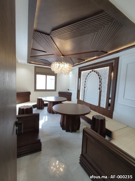 Salle à manger avec plafond en bois et panneau