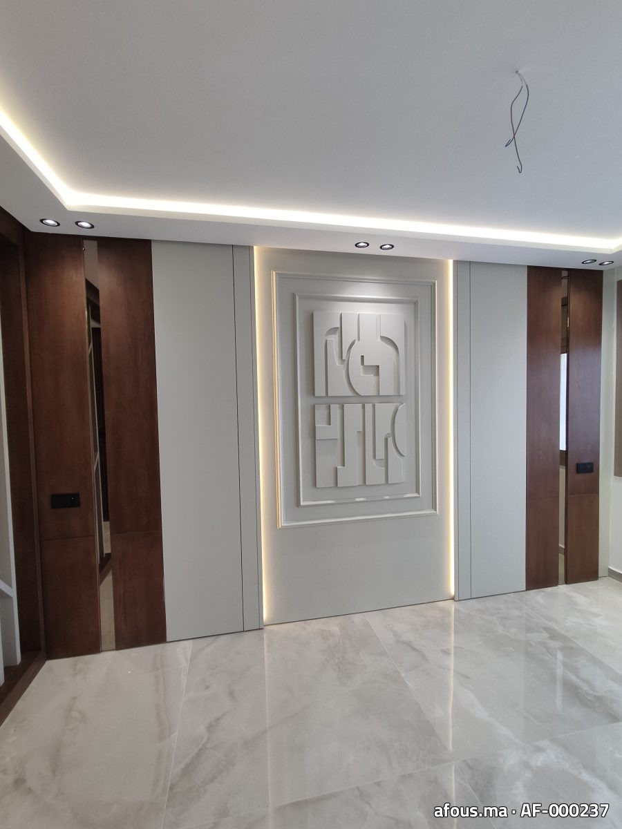 Panneau mural décoratif calligraphié rétroéclairé LED dans un hall — Nador