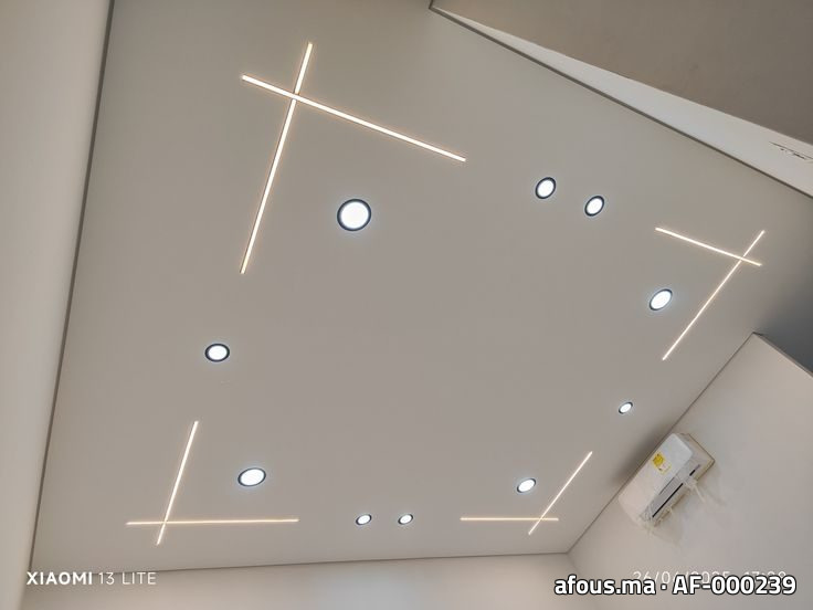 Faux plafond à lignes lumineuses LED en croix et spots — Rabat