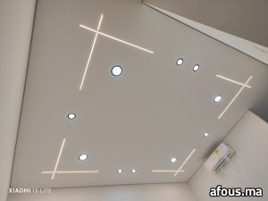 Faux plafond à lignes lumineuses LED en croix et spots — Rabat