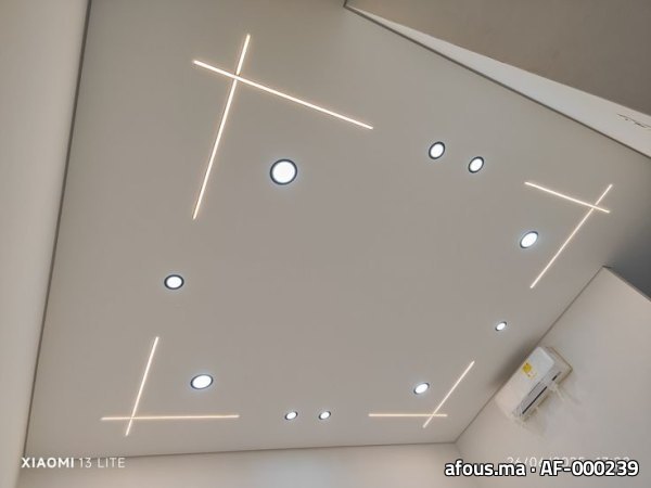 Faux plafond à lignes lumineuses LED en croix et spots — Rabat