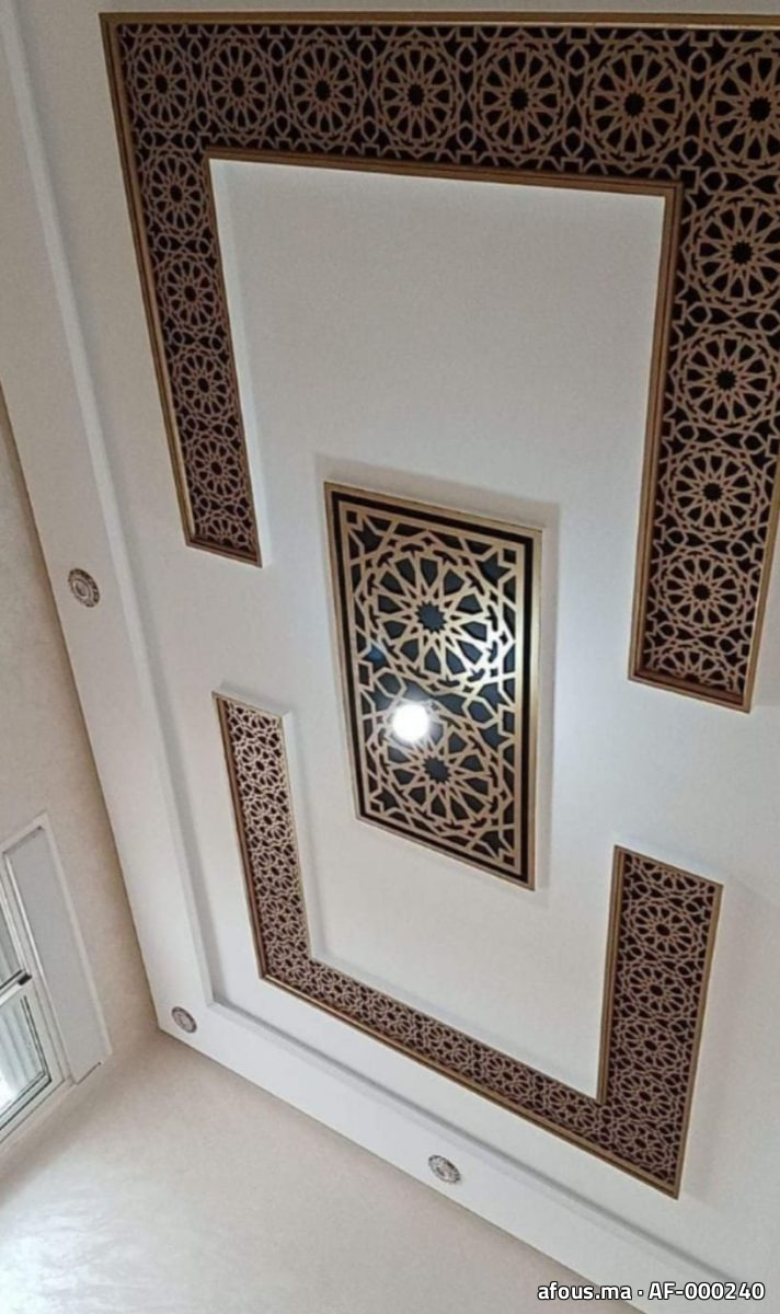 Plafond à frises moucharabieh dorées rétroéclairées et médaillon — Agadir