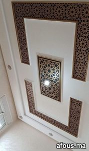 Plafond à frises moucharabieh dorées rétroéclairées et médaillon — Agadir
