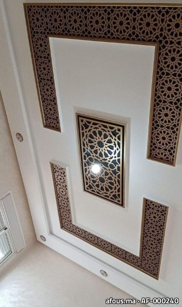 Plafond à frises moucharabieh dorées rétroéclairées et médaillon