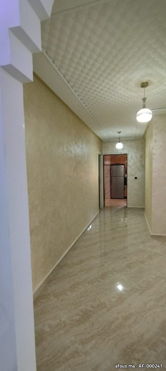 Couloir en enduit décoratif nacré beige avec caissons matelassés — Agadir