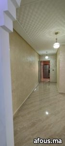 Couloir en enduit décoratif nacré beige avec caissons matelassés — Agadir