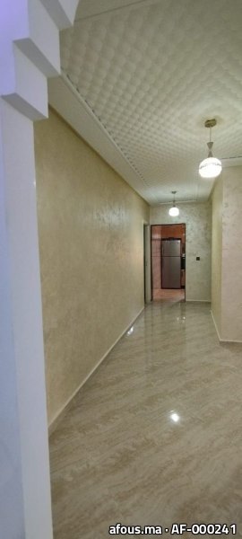 Couloir en enduit décoratif nacré beige avec caissons matelassés