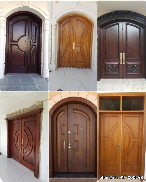 Montage de six portes d'entrée en bois massif à panneaux