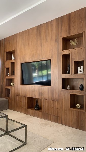 Meuble TV mural en placage noyer à niches avec TV
