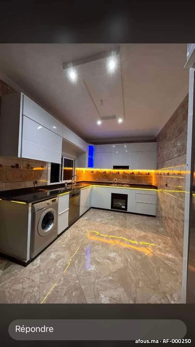 Cuisine en U blanche à plan granit noir et bandeau LED doré — Casablanca