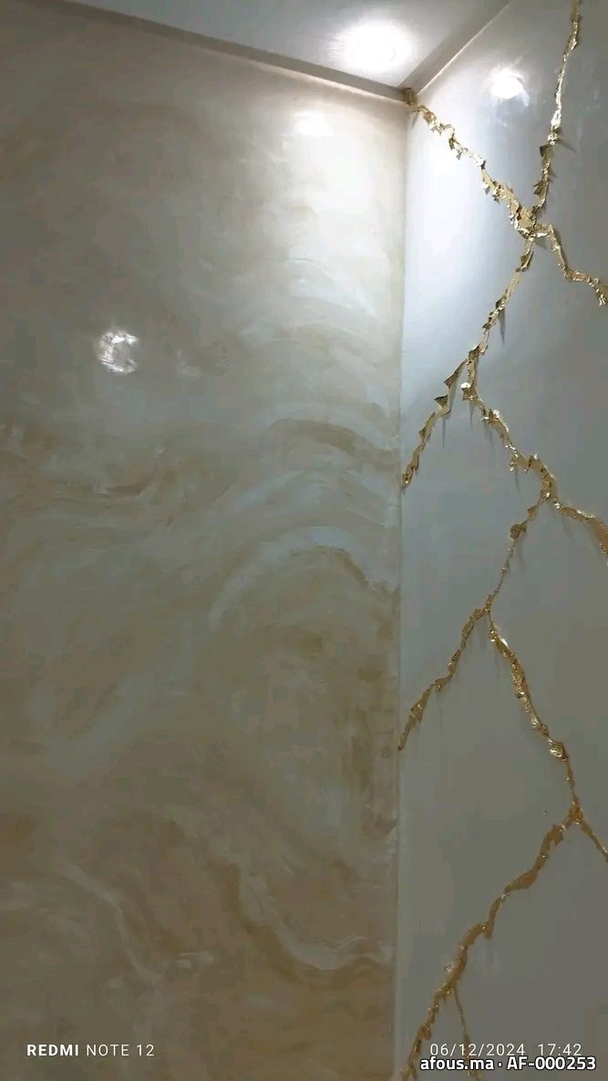 Angle de mur en enduit nacré à veinés dorées effet onyx — Fès