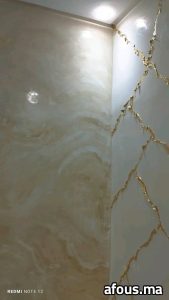 Angle de mur en enduit nacré à veinés dorées effet onyx — Fès