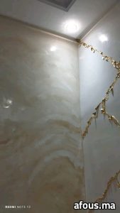 Mur en enduit nacré à veinés dorées effet onyx et spots — Fès