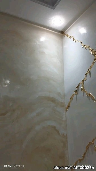Mur en enduit nacré à veinés dorées effet onyx