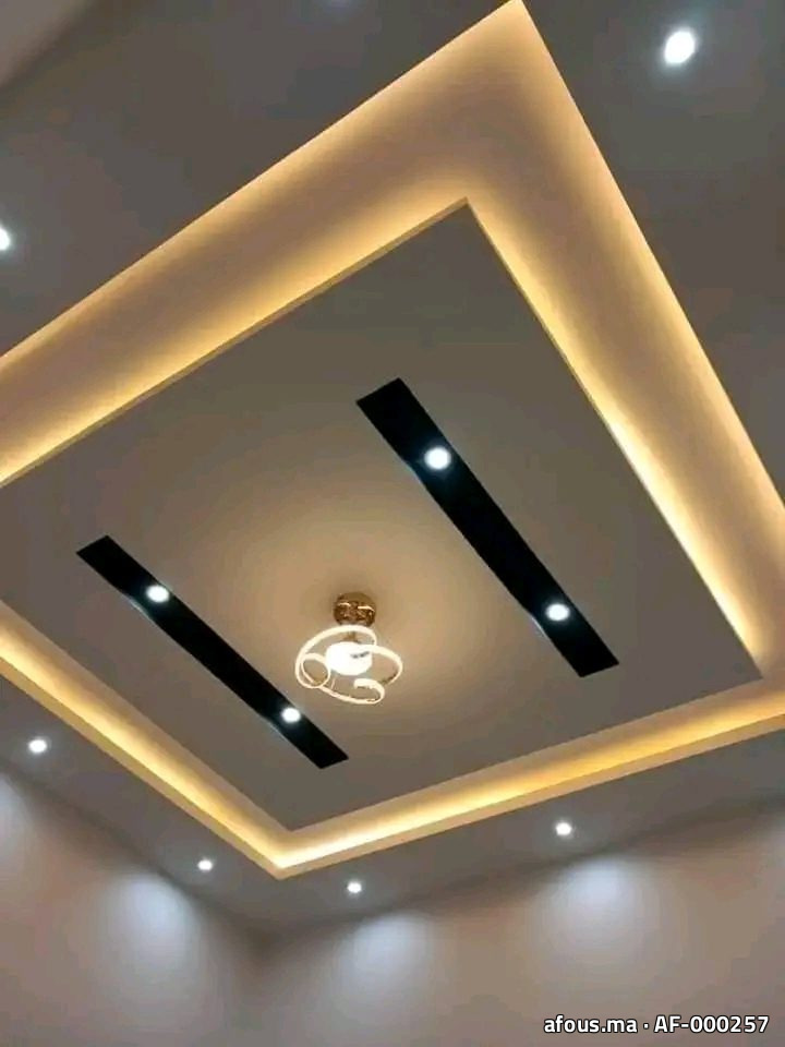 Faux plafond à cadre à gorge LED, fentes noires et plafonnier — Agadir