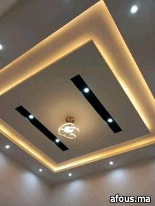 Faux plafond à cadre à gorge LED, fentes noires et plafonnier — Agadir