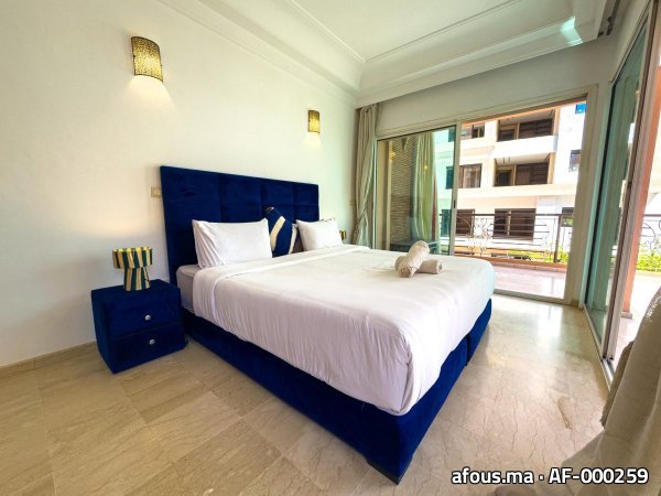 Chambre à tête de lit capitonnée bleu nuit et appliques