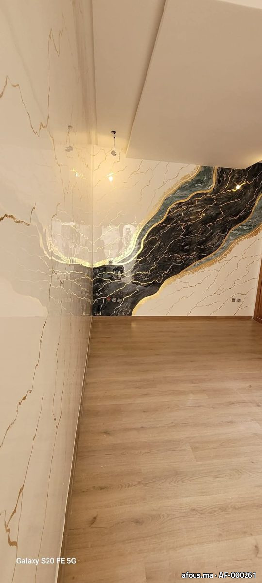 Mur en dalles effet marbre blanc à coulée noire et dorée — Rabat