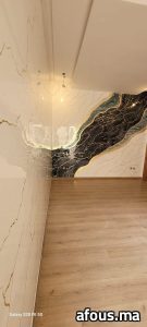 Mur en dalles effet marbre blanc à coulée noire et dorée — Rabat