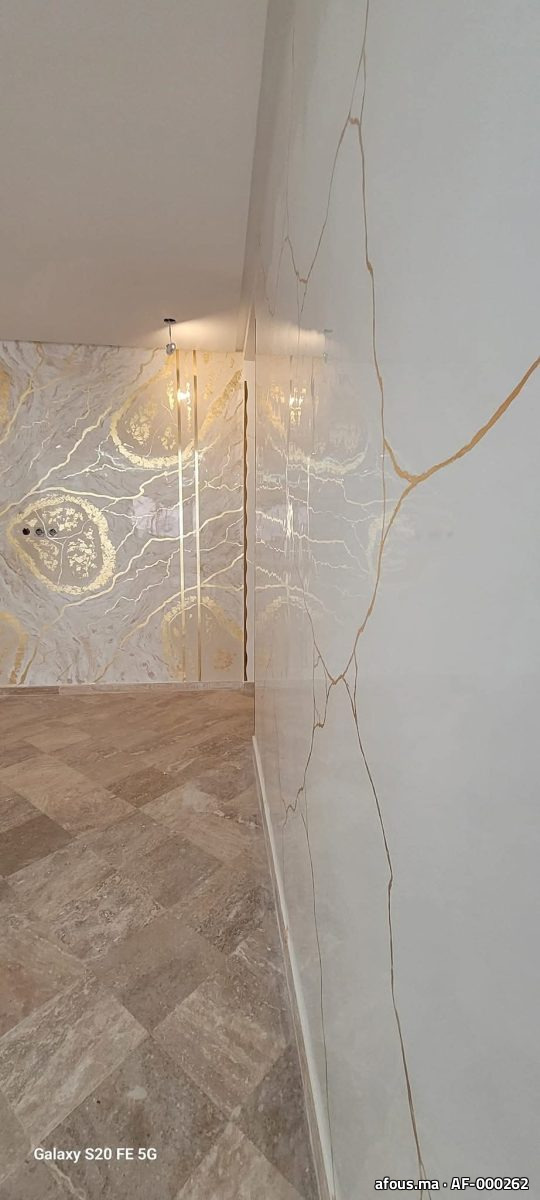 Cloison en dalles effet onyx blanc veiné d'or rétro-éclairées — Rabat