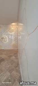 Cloison en dalles effet onyx blanc veiné d'or rétro-éclairées — Rabat