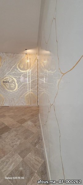 Cloison en dalles effet onyx blanc veiné d'or rétro-éclairées