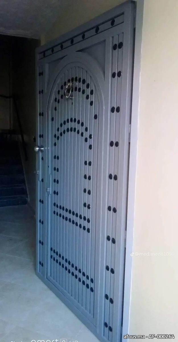 Porte d'entrée en acier gris à décor de clous en arc — Agadir