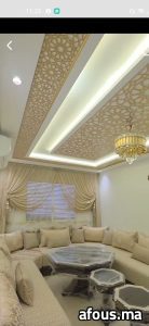 Salon marocain avec faux plafond doré — Agadir