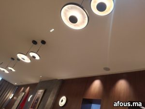 Suspensions en albatre rétro-éclairées alignées au plafond — Agadir