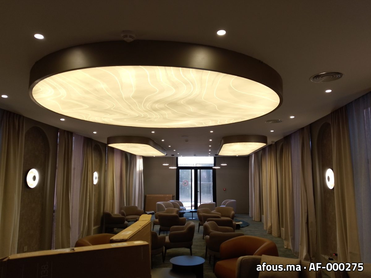 Plafonniers lumineux d'un salon lounge — Agadir