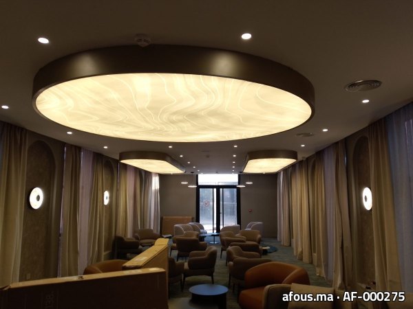 Plafonniers lumineux d'un salon lounge