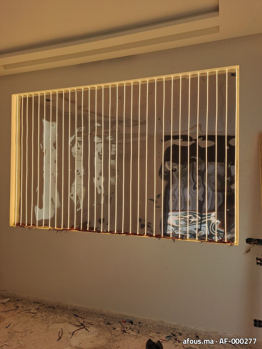 Panneau lumineux mural à tubes LED verticaux, en cours — Salé