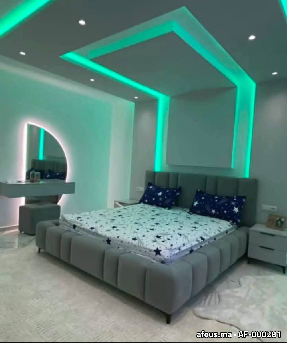 Chambre à faux plafond rétroéclairé LED vert et lit capitonné — Rabat