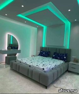 Chambre à faux plafond rétroéclairé LED vert et lit capitonné — Rabat