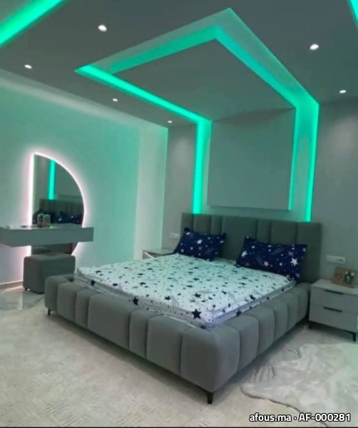 Chambre à faux plafond rétroéclairé LED vert et lit capitonné