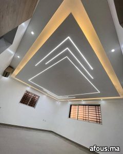 Faux plafond à lignes lumineuses LED concentriques triangulaires — Rabat