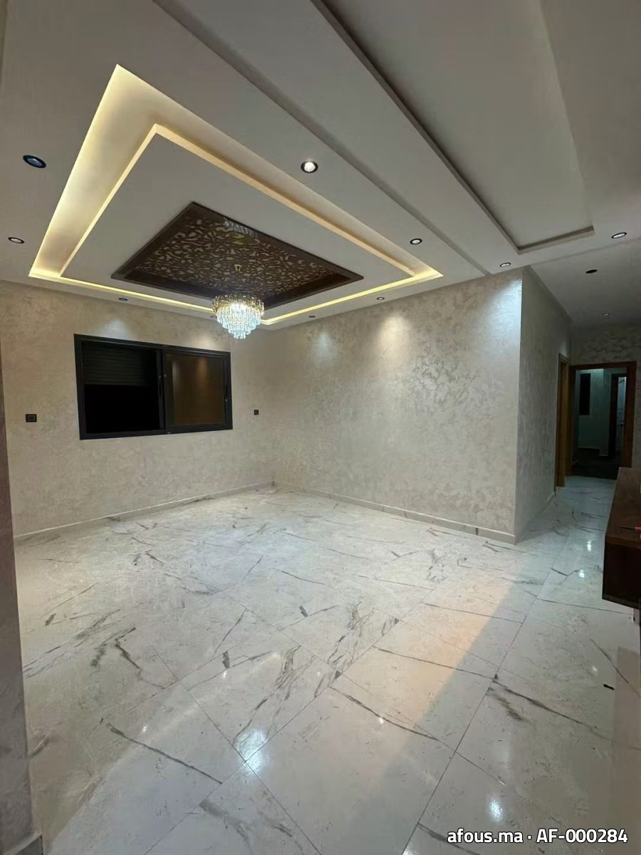 Salon avec faux plafond lumineux, panneau ajouré et lustre — Kénitra