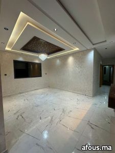 Salon avec faux plafond lumineux, panneau ajouré et lustre — Kénitra