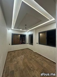 Pièce équipée d'un faux plafond à éclairage LED et suspension — Kénitra