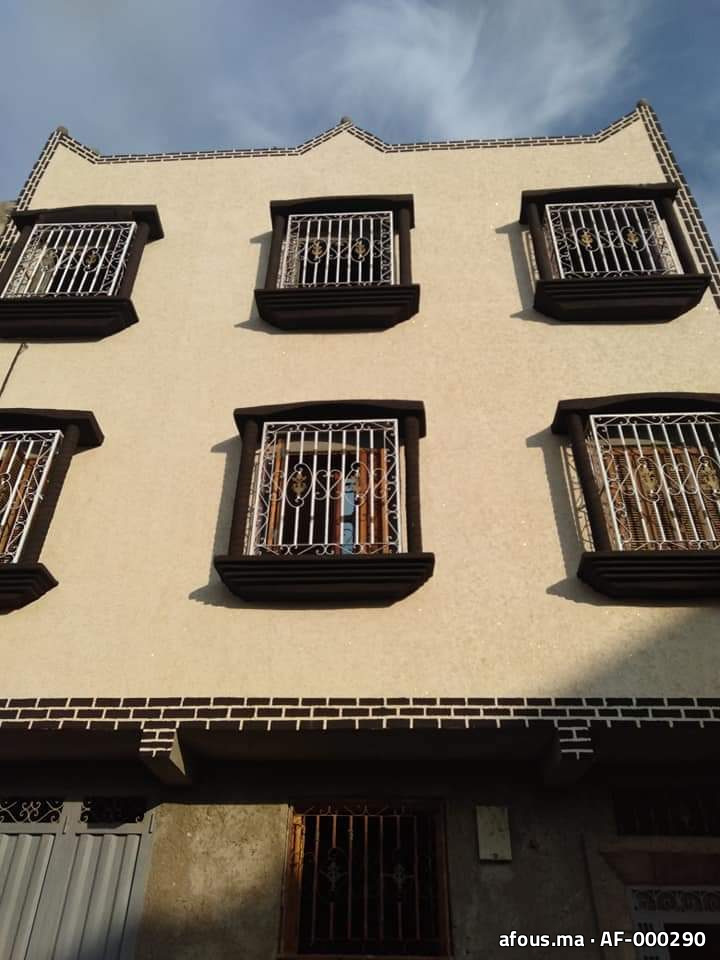 Façade en enduit texturé à bandeaux de brique — Marrakech