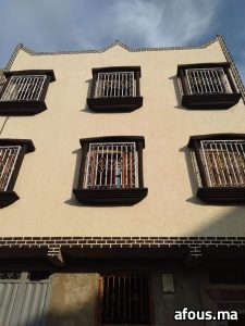 Façade en enduit texturé à bandeaux de brique — Marrakech