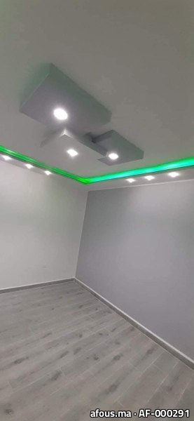 Pièce grise à faux plafond LED vert