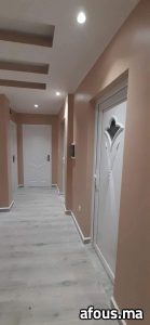 Couloir peint en tons taupe à portes blanches — Marrakech
