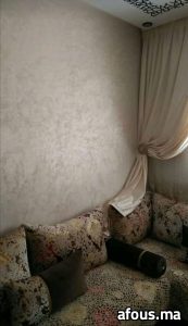 Chambre à faux plafond à liseré rose et mur en enduit nacré rose — Tanger